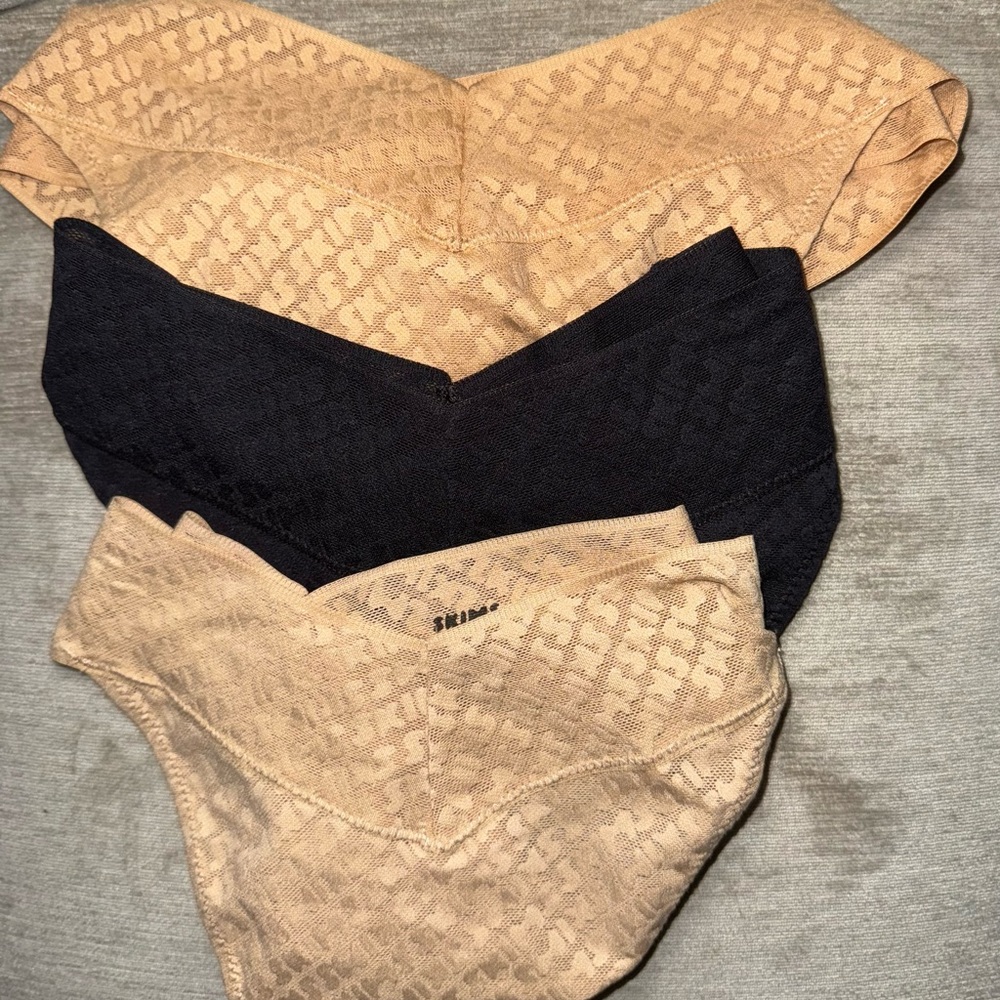 NEW… Skims logo mesh 3 pcs thong set